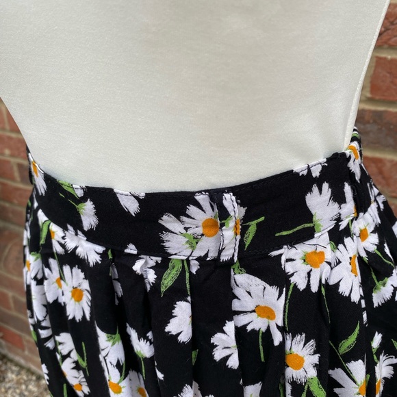 Vintage Debenhams Label Size 12 Midi Skirt Daisy Floral Print Black White - Picture 9 of 10
